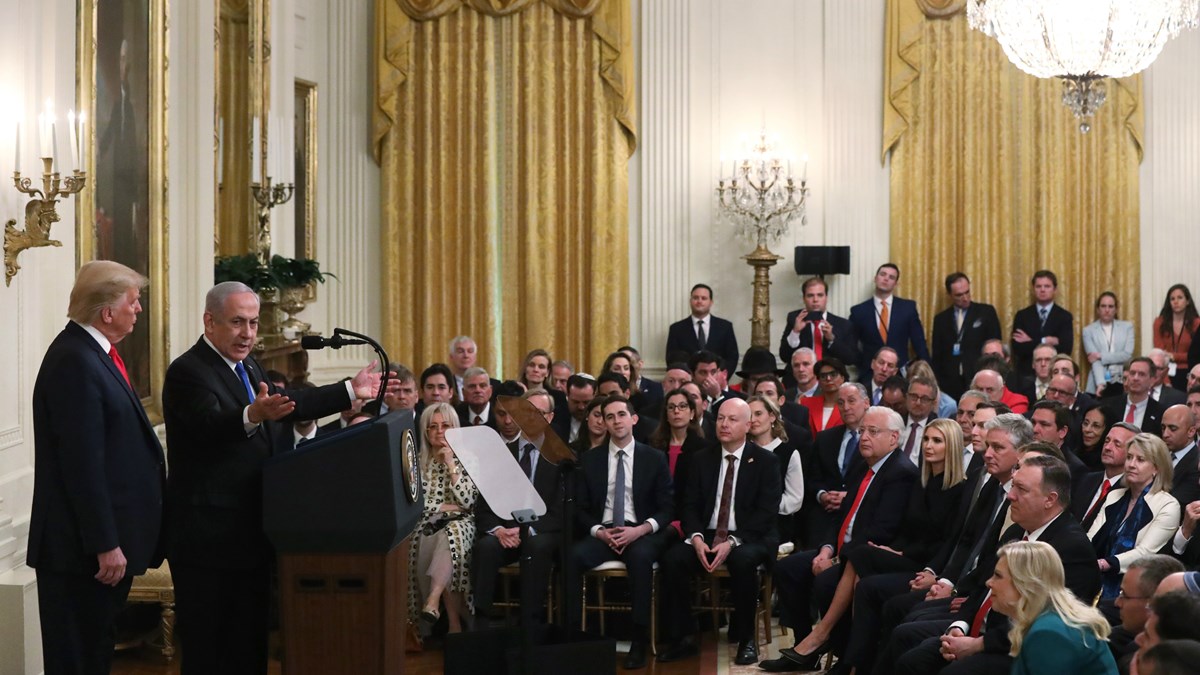 Israels premiärminister Benjamin Netanyahu talar under President Donald Trumps lansering av Vita Husets fredsplan i Mellanöstern.'s rollout of the White House's Middle East peace plan.