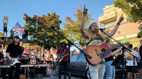 Bethel’s Sean Feucht Rallies ‘Worship Protest’ in Seattle Bethel’s Sean Feucht Rallies ‘Worship Protest’ in Seattle