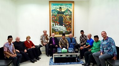 NU leaders explained to WEA leaders the meaning of a painting which embodies Muslim-Christian friendship by depicting Sukarno, the leader of Indonesia's fight for independence, holding the dead body of a fallen Christian comrade.