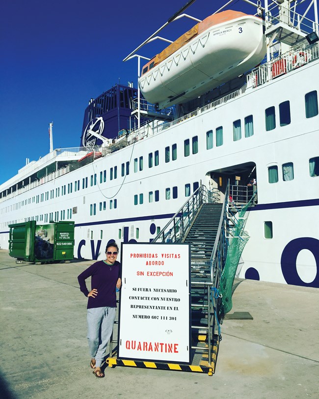 Beth Kirchner na frente do navio nas Ilhas Canárias