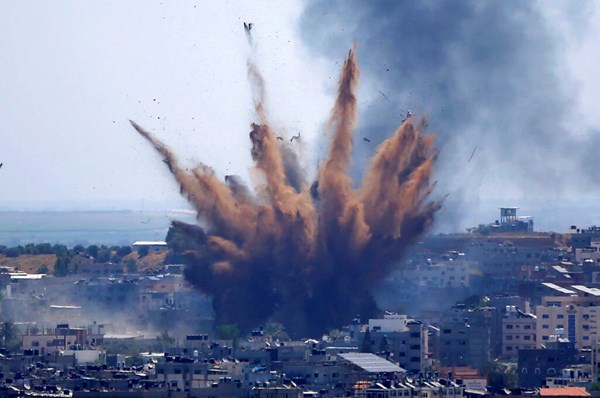 A fumaça sobe, após ataques aéreos israelenses contra um prédio, na cidade de Gaza, em 13 de maio de 2021.