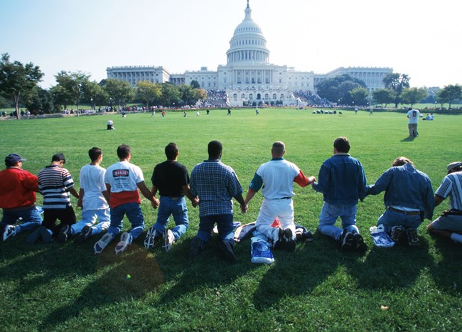 Members of Promise Keepers pray at the National Mall October 4, 1997, in Washington, DC.