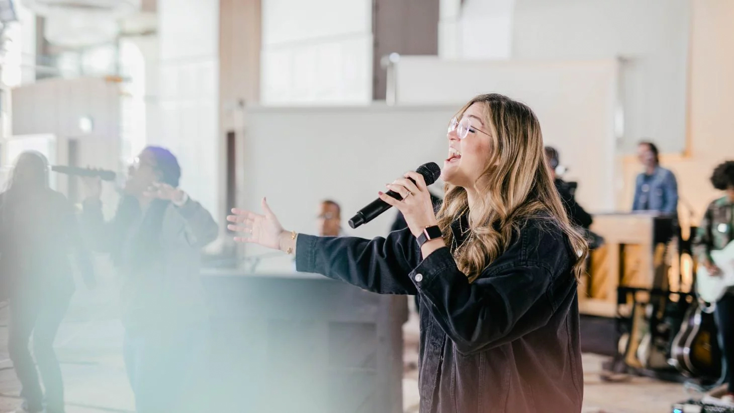 Layla de la Garza, cantante de música cristiana, habla acerca del poder de  la «teología cantada» | Cristianismo hoy