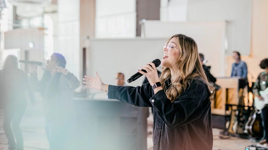 Layla de la Garza, cantante de música cristiana, habla acerca del poder de la «teología cantada»