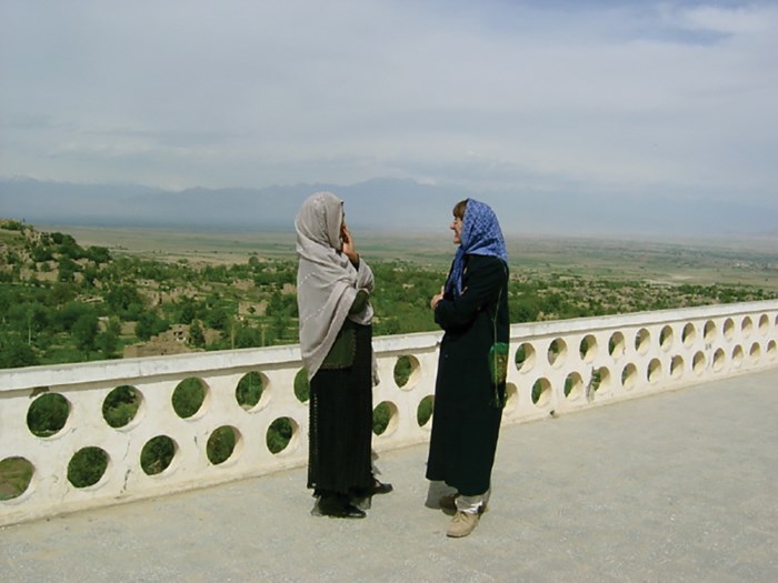 Janice Loewen visits with an Afghan friend.