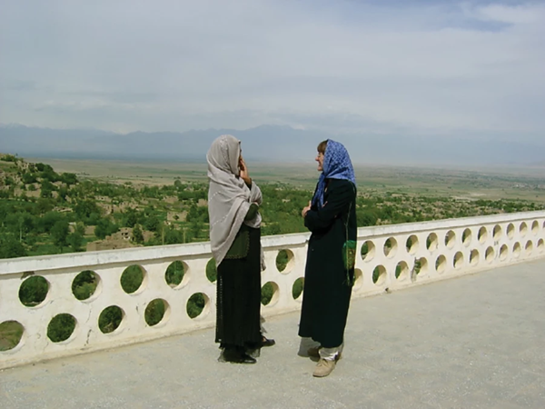 Janice Loewen con una amiga afgana.
