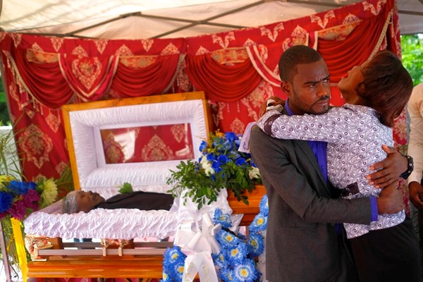 Le fils et la mère du ministre de l’Église baptiste Andre Tessono pleurent lors de ses funérailles dans le quartier Picot aux Cayes, Haïti, dimanche 22 août 2021. Le fils et la mère du ministre de l’Église baptiste Andre Tessono pleurent lors de ses funérailles dans le quartier Picot aux Cayes, Haïti, dimanche 22 août 2021.