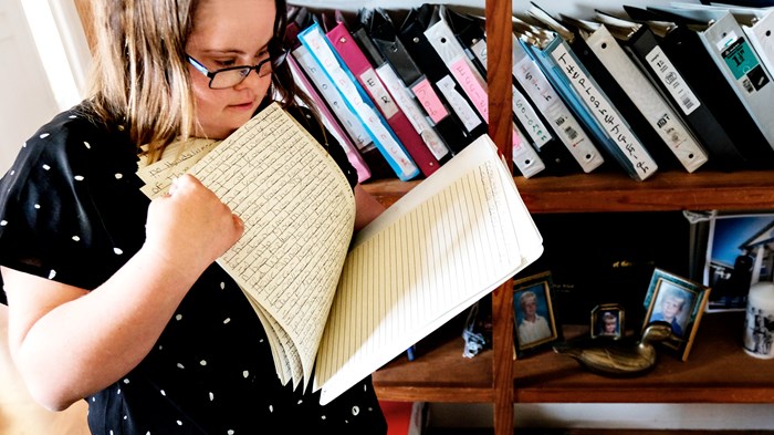 Neuf ans et 782 000 mots plus tard, une jeune Américaine termine une Bible écrite à la main