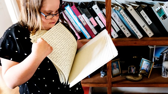 Neuf ans et 782 000 mots plus tard, une jeune Américaine termine une Bible écrite à la main Neuf ans et 782 000 mots plus tard, une jeune Américaine termine une Bible écrite à la main
