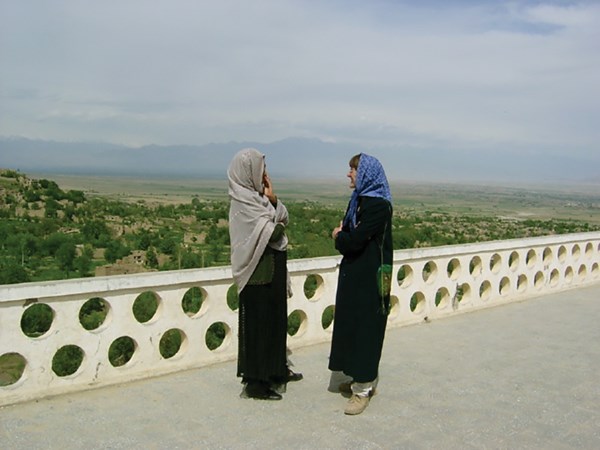 Janice Loewen mengunjungi seorang teman Afganistan.