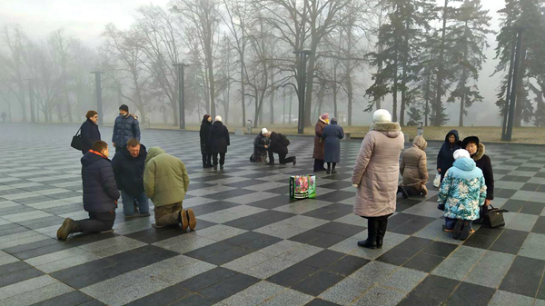 Изображение предоставлено Украинским библейским обществом Украинцы молятся на центральной площади Харькова, Украина.
