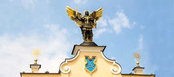 乌克兰基辅市独立广场的大天使米迦勒雕像。