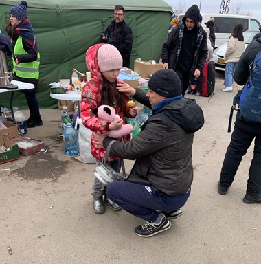 Moldovan evangelicals minister at the border with Ukraine.