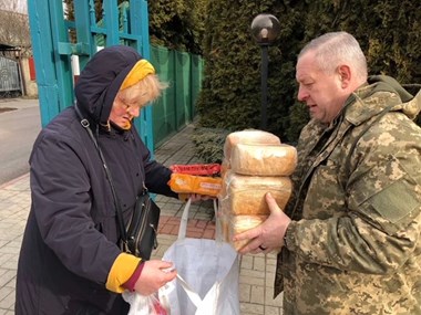 Le personnel du Séminaire biblique d’Irpin distribue du pain aux réfugiés et aux personnes se trouvant dans un hôpital local.