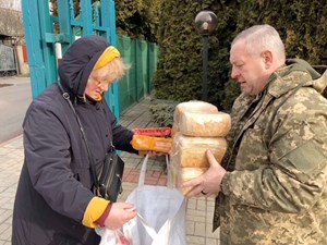 Сотрудники Ирпенской библейской семинарии раздают хлеб беженцам и больным в местной больнице.