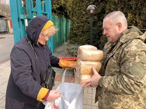 Сотрудники Ирпенской библейской семинарии раздают хлеб беженцам и больным в местной больнице. Сотрудники Ирпенской библейской семинарии раздают хлеб беженцам и больным в местной больнице.