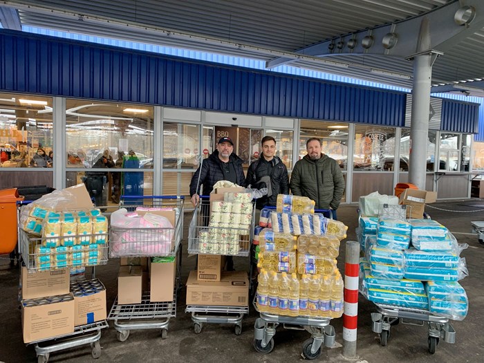 亚历克斯·贝勒夫（左）和尤金·索卢古本科（右）为难民采购急需品。