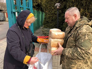 Los empleados del Seminario Bíblico de Irpin distribuyen pan a los refugiados y a los de un hospital local.