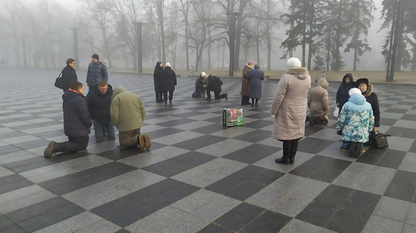 우크라이나 하르키우 중앙 광장에서 우크라이나 성도들이 기도하고 있다.