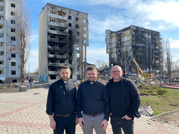 Il presidente del seminario UETS Ivan Rusyn (al centro) a Hostomel, Ucraina.