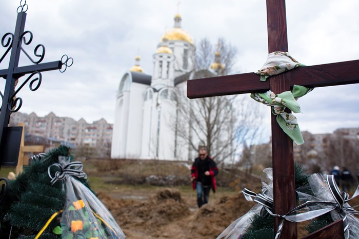Le croci sono viste da una fossa comune vicino a una chiesa il 4 aprile 2022 a Bucha, in Ucraina.