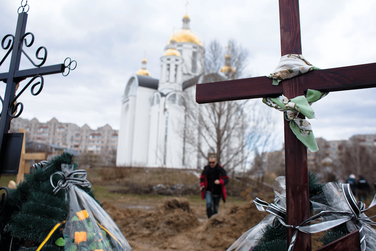 Des croix près d’une fosse commune aux abords d’une église, le 4 avril 2022 à Boutcha, en Ukraine. Des croix près d’une fosse commune aux abords d’une église, le 4 avril 2022 à Boutcha, en Ukraine.