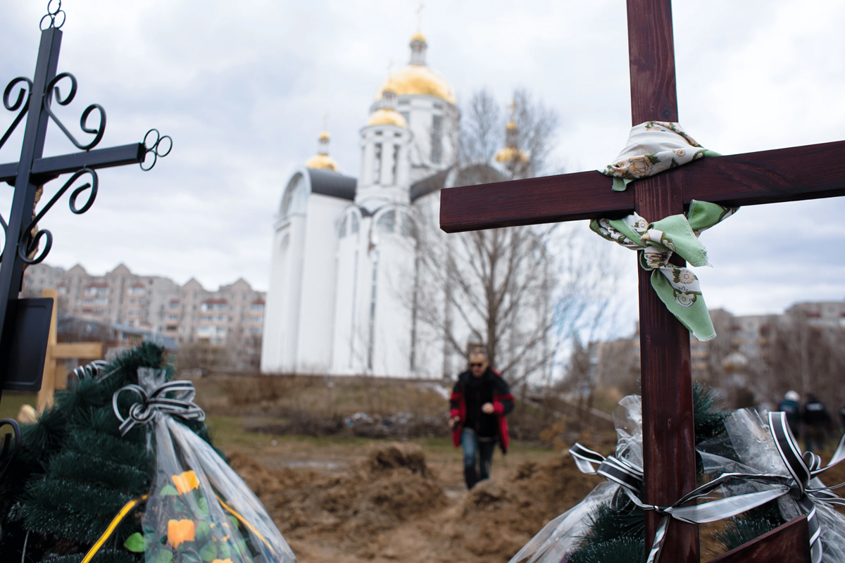 Salib-salib terlihat di sebuah pekuburan massal di dekat gereja pada 4 April 2022 di Bucha, Ukraina.