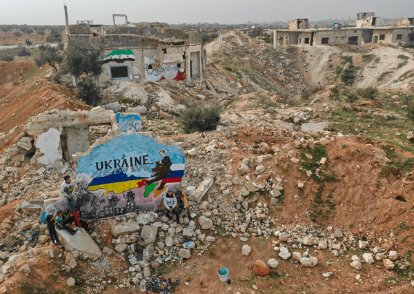 Un mural pintado por artistas sirios en protesta contra la operación milistar rusa en Ucrania, en medio de la destrucción en la localidad de Binish tomada por un grupo de rebeldes, en la provincia Idlib al noroeste de Siria, el 24 de febrero de 2022. Un mural pintado por artistas sirios en protesta contra la operación milistar rusa en Ucrania, en medio de la destrucción en la localidad de Binish tomada por un grupo de rebeldes, en la provincia Idlib al noroeste de Siria, el 24 de febrero de 2022.