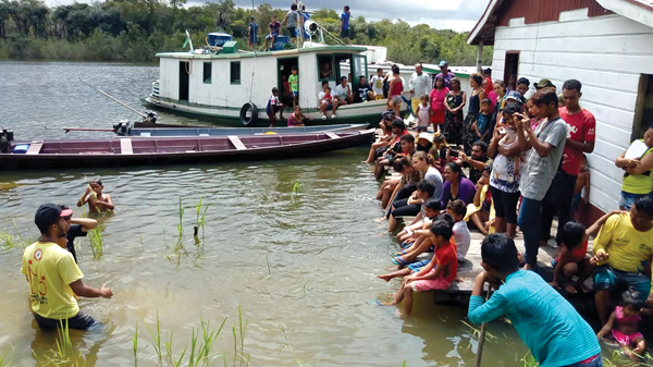 Jovens cristãos da tribo Paumarí se reúnem para um batismo.