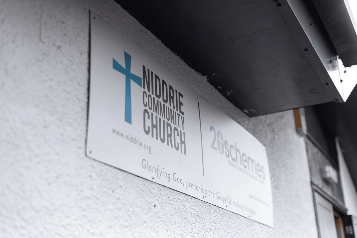 La iglesia Niddrie Community Church forma parte de la red 20schemes, cuyo objetivo es llegar a las zonas más pobres de Escocia, plantando iglesias en esquemas, predominantemente propiedades del ayuntamiento con problemas crónicos de desempleo y adicción.