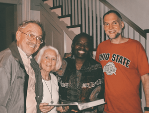 De izquierda a derecha: Ron Sider y su esposa, Arbutus, con Médine y Craig Keener, alrededor del año 2011, en la casa de la familia Sider.