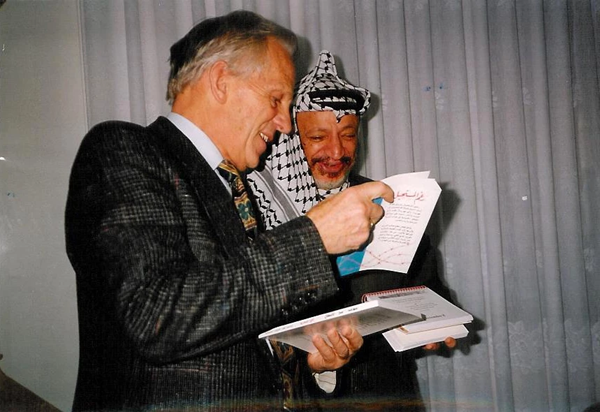 Irmão André e Yasser Arafat.