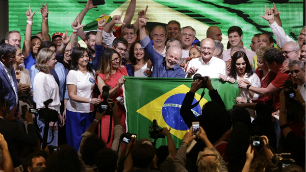 Com pequena mudança nos votos evangélicos, Brasil elege Lula, News &  Reporting