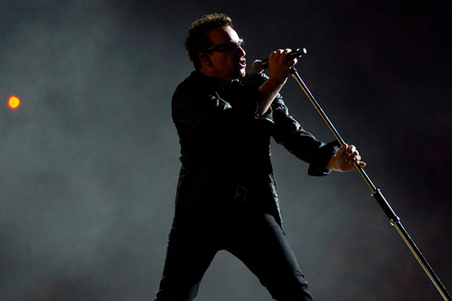 Bono en un concierto de U2 en 2011