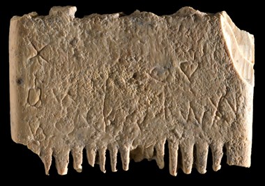 Pente de Laquis com letras cananéias. Pente de Laquis com letras cananéias.