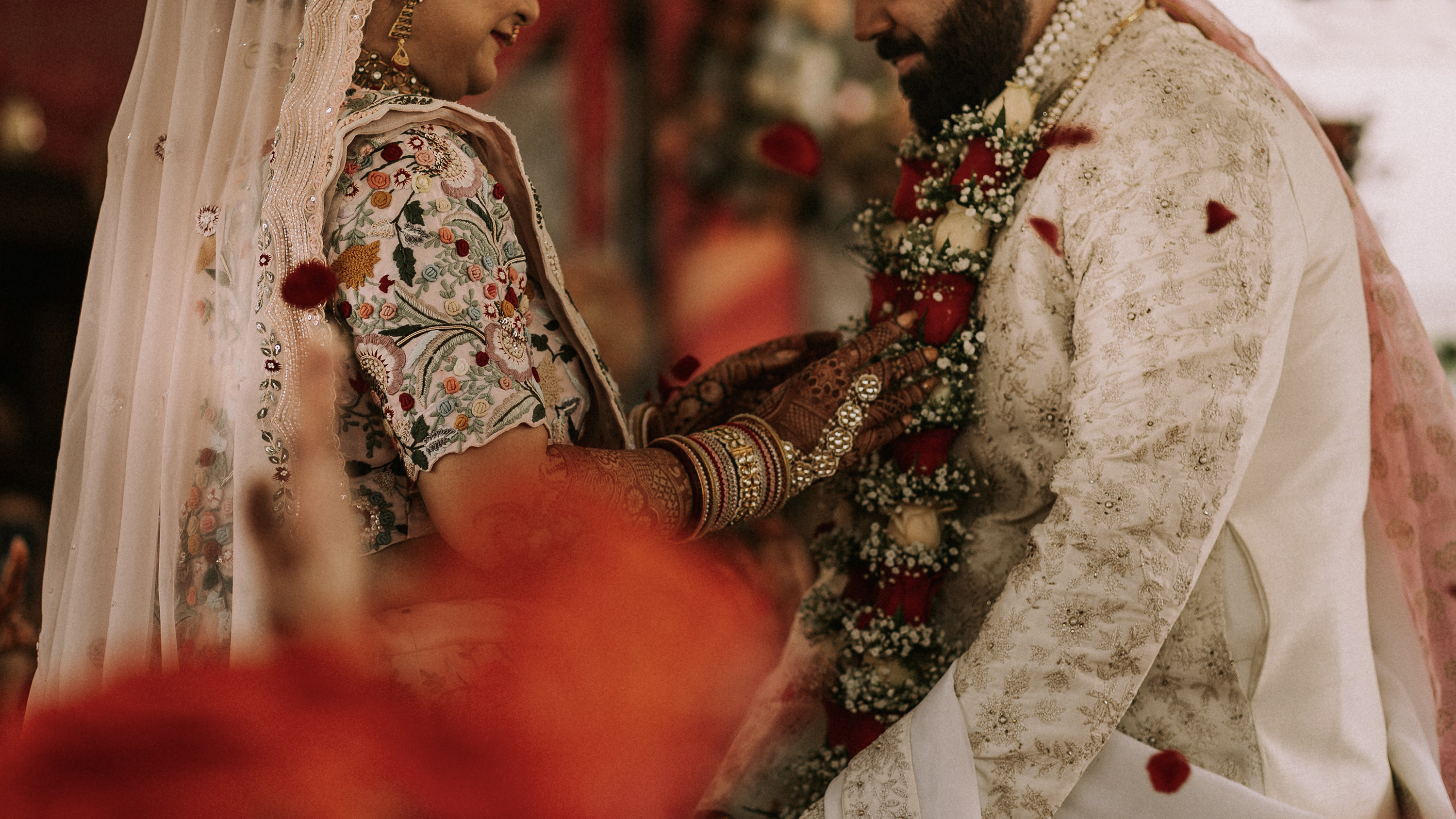 Pin by bhumika varshney on h | Wedding couple poses photography, Christian  wedding sarees, Christian bridal saree