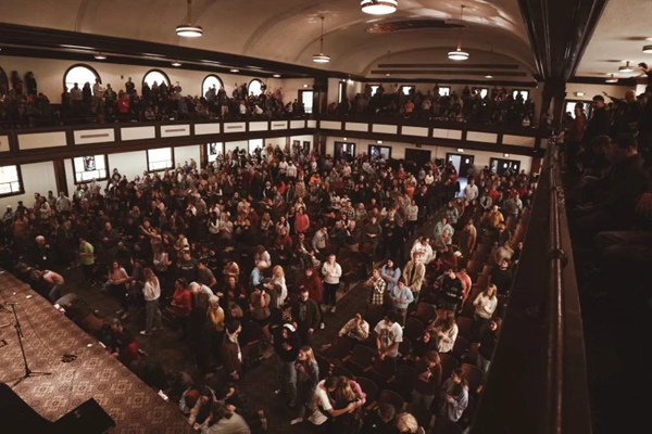 Uma multidão de 1.500 pessoas se reúne no Hughes Auditorium, no campus da Universidade Asbury, em 10 de fevereiro.