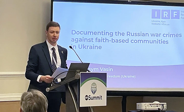 Maksym Vasin, director ejecutivo del Instituto para la Libertad Religiosa (IRF, por sus siglas en inglés), con sede en Kyiv, presenta su discurso en la Cumbre 2023 del IRF en Washington DC.