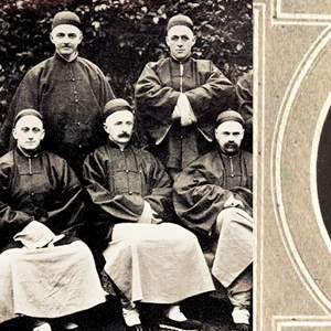 1885年抵达中国时的剑桥七杰的一部分。后排(左起):施达德,章必成。前排:杜明德,何斯德,宝耀庭。 1885年抵达中国时的剑桥七杰的一部分。后排(左起):施达德,章必成。前排:杜明德,何斯德,宝耀庭。