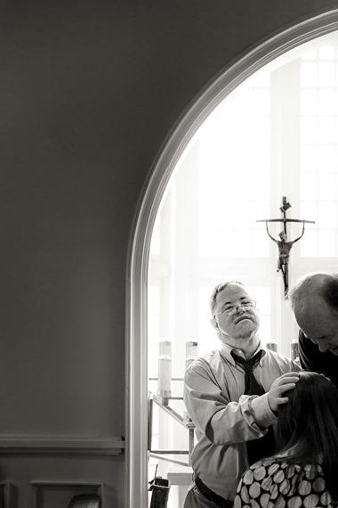 Fritz Schloss, seorang anggota komunitas L’Arche di Washington, DC, secara rutin memberikan doa kesembuhan kepada jemaat di Gereja Episkopal St. Mary di Arlington, Virginia.