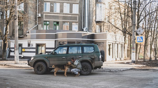 Brad Hendrickson with a lost dog in Bakhmut.