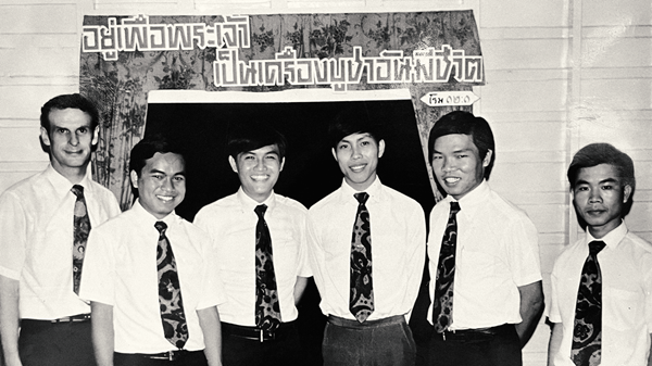 1971年，亨利（最左）与BBC的第一批学生站在一起，其中包括Chumsaeng Reong（左四）。