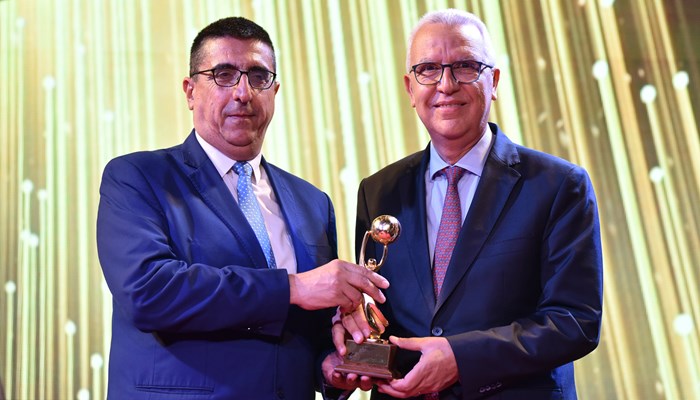Lebanese minister of social affairs, Hector Hajjar (left), presents Nabil Costa (right) with the Créel award.
