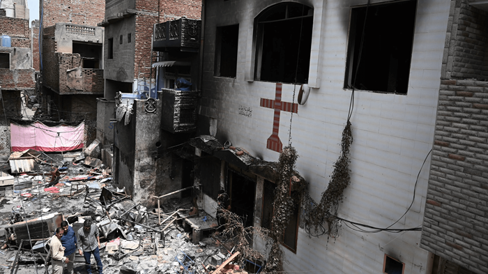 26 églises incendiées au Pakistan. Les chrétiens craignent de nouvelles accusations.