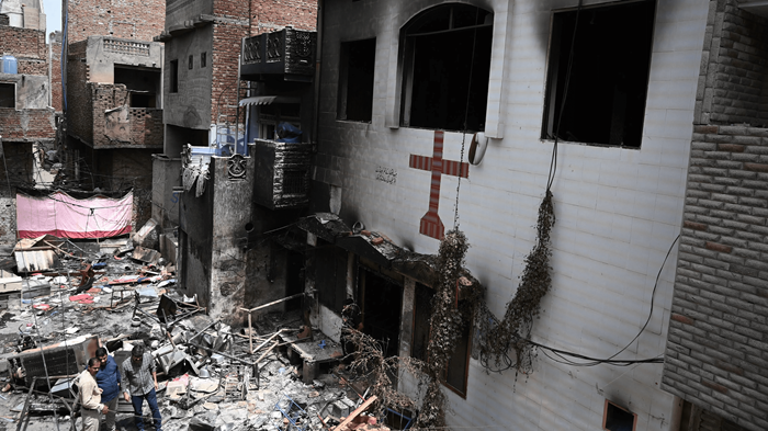 26 églises incendiées au Pakistan. Les chrétiens craignent de nouvelles accusations. 26 églises incendiées au Pakistan. Les chrétiens craignent de nouvelles accusations.