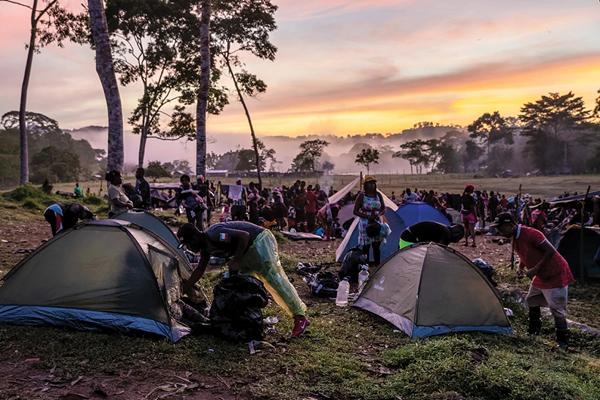 Migrantes acampan antes de atravesar la Selva del Darién.