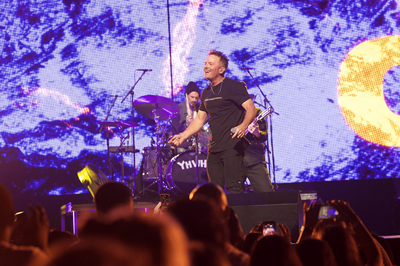 Chris Tomlin se apresenta no palco da Tomlin United Tour, que incluiu a Hillsong United, em 11 de abril de 2022.