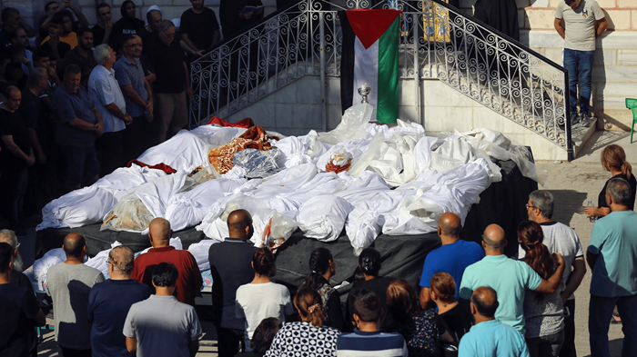 La famille d’un pasteur piégée à Gaza pleure ses proches tués à l’église.
