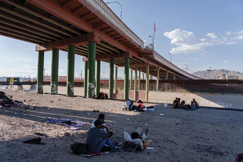 Migrantes se refugian bajo el paso de una autopista en Ciudad Juárez mientras esperan a cruzar a Estados Unidos.