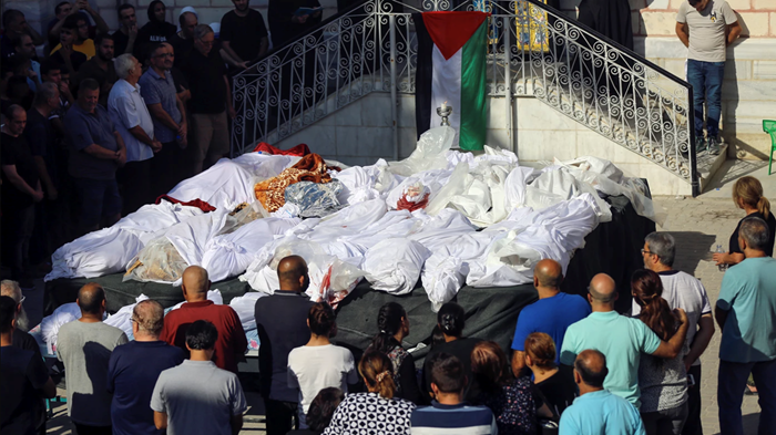 عائلة القسيس المحتجزة في غزة تبكي أقاربها الذين قُتلوا في الكنيسة